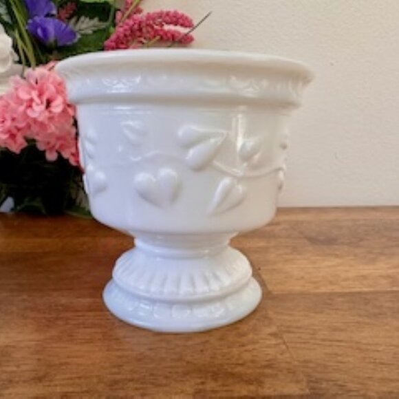 Vintage Milk Glass Ivy Vine Pedestal Planter Heart Pattern Vase White Footed Gla - Picture 2 of 8